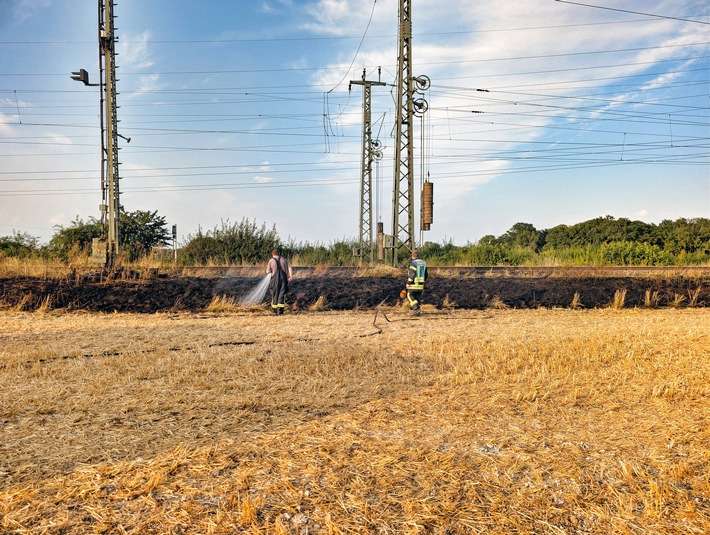 FW-NE: Vegetationsbrand an Bahnstrecke auf der Furth | Feuerwehr löscht brennende Böschung