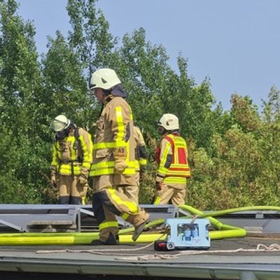 FW Grevenbroich: Feuerwehr Grevenbroich löscht Dachstuhlbrand in Kapellen
