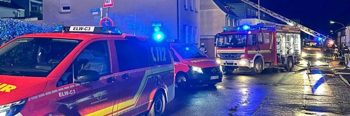 FW-DO: Ausgedehnter Dachstuhlbrand in der Ruinenstraße
