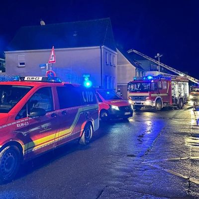 FW-DO: Ausgedehnter Dachstuhlbrand in der Ruinenstraße