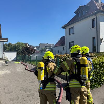 FW-DT: Brennende Gartenhütte - nebenstehende Garage vor den Flammen geschützt
