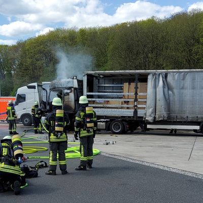 FW-EN: Feuerwehr Gevelsberg löscht brennende Sattelzugmaschine auf der A1