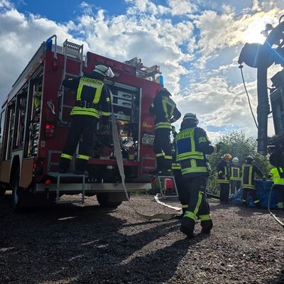 FW-AR: Wasser, Drohnen, Riegelstellung: Feuerwehr Arnsberg simuliert Ernstfall im Wald