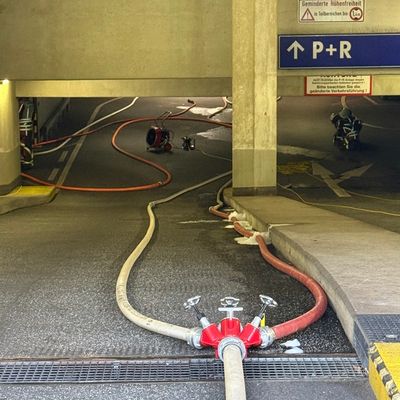 FW Norderstedt: Brand in Tiefgarage in der Berliner Allee - Drei Fahrzeuge vollständig ausgebrannt, rund 70 Einsatzkräfte mehrere Stunden im Einsatz