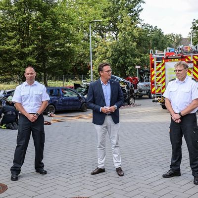 FW-LEV: Feuerwehr Leverkusen übt an Mazda-Plug-in-Hybrid Modellen Praxisnahe Ausbildung in der technischen Hilfeleistung an modernsten Fahrzeugen