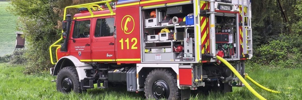 FW Leichlingen: Brennende Hütte im Wald - Rauchentwicklung weit sichtbar