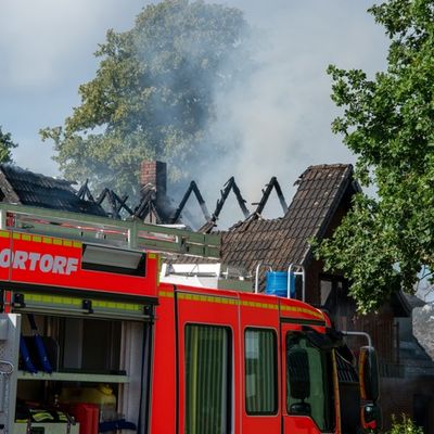 FW-RD: Feuer zerstört Wohnhaus in Nortorf - rund 100 Einsatzkräfte im Einsatz