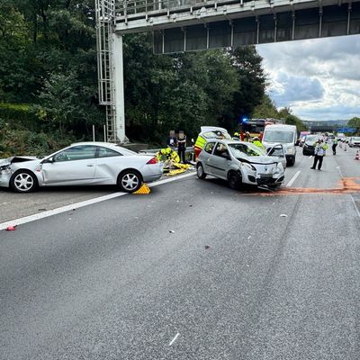 FW-EN: Schwerer Verkehrsunfall auf der Autobahn - sieben Personen verletzt
