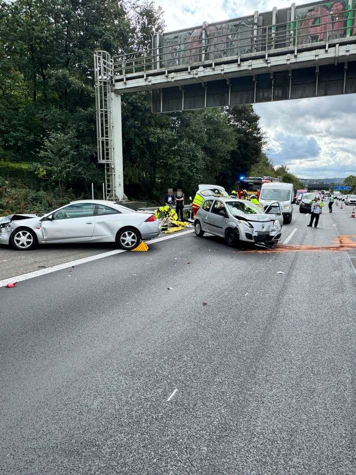 FW-EN: Schwerer Verkehrsunfall auf der Autobahn - sieben Personen verletzt
