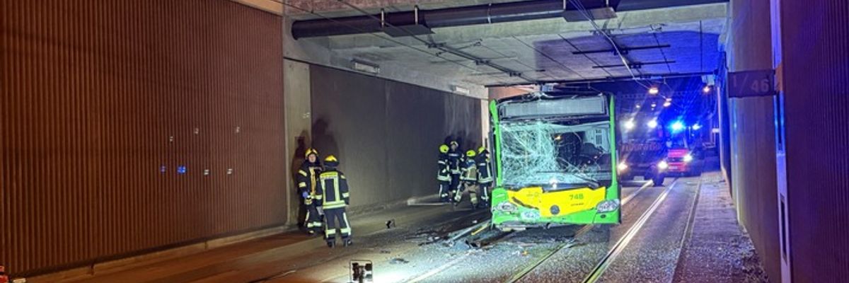FW-OB: Auffahrunfall auf der Trasse mit zwei Bussen - mehrere Verletzte
