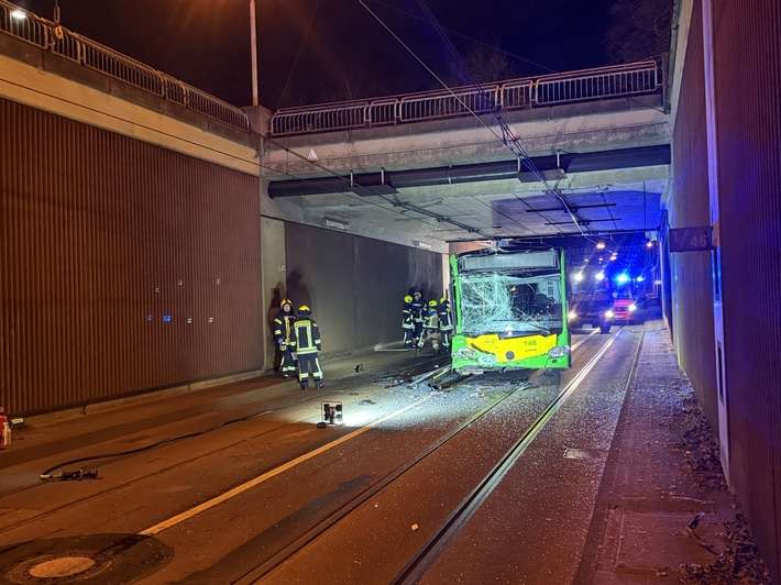 FW-OB: Auffahrunfall auf der Trasse mit zwei Bussen - mehrere Verletzte