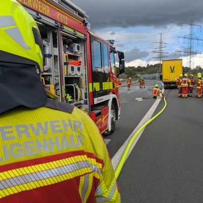 FW-Heiligenhaus: Lkw-Brand auf der A44 - Feuerwehr löscht brennende Fahrerkabine