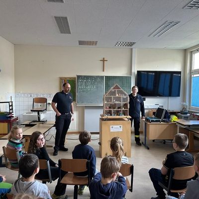 FW-OE: Tag der Feuerwehr an der St. Katharina Grundschule Heinsberg