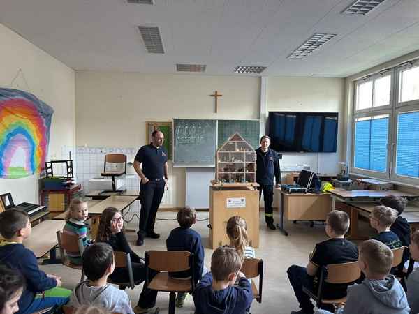FW-OE: Tag der Feuerwehr an der St. Katharina Grundschule Heinsberg
