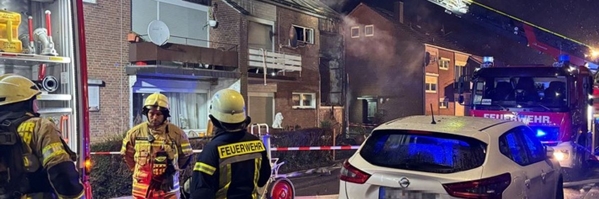 Feuerwehr Goch: Massives Feuer in Mehrfamilienhaus: 70jährige Frau erleidet Rauchgasvergiftung
