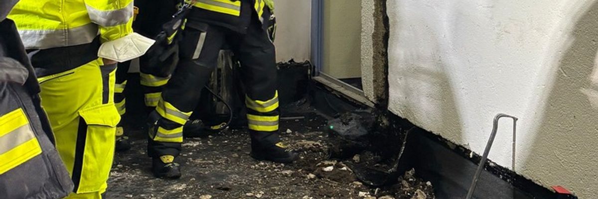 FW-M: Dehnfugenbrand beschäftigt die Feuerwehr (Moosach)