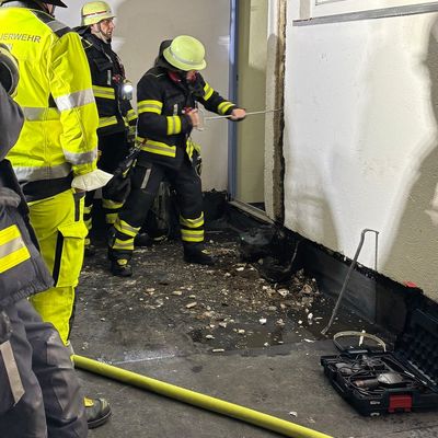 FW-M: Dehnfugenbrand beschäftigt die Feuerwehr (Moosach)