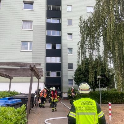 FW-DO: Feuerwehr betreut 40 Personen bei Kellerbrand
