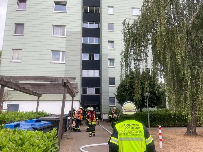 FW-DO: Feuerwehr betreut 40 Personen bei Kellerbrand