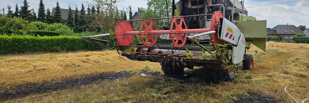 FW Xanten: Brand einer Erntemaschine in Marienbaum