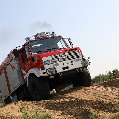 FW Hambühren: Maschinisten der Ortsfeuerwehr Hambühren führen praktisches Geländefahrtraining durch