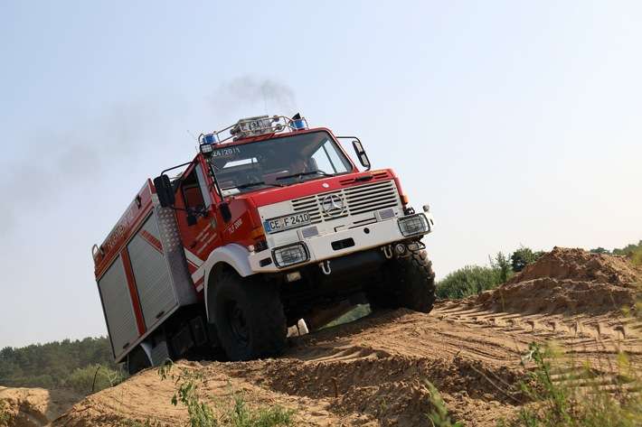 FW Hambühren: Maschinisten der Ortsfeuerwehr Hambühren führen praktisches Geländefahrtraining durch