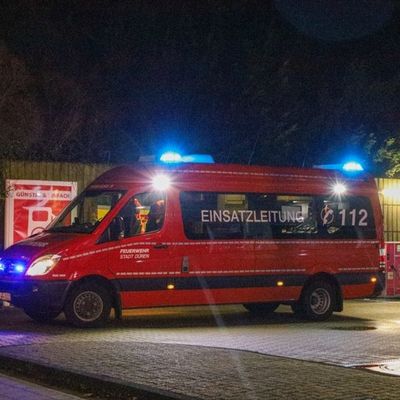 FW Düren: Verkehrsunfall auf der Euskirchener Straße - Vier Verletzte, Hauswand beschädigt