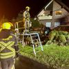 FW Hünxe: Pkw landet im Vorgarten auf dem Dach