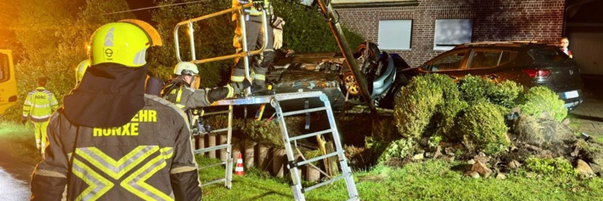 FW Hünxe: Pkw landet im Vorgarten auf dem Dach