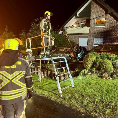 FW Hünxe: Pkw landet im Vorgarten auf dem Dach