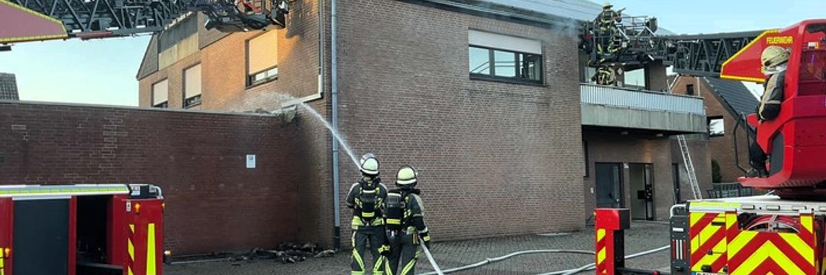 FW Bocholt: Dachstuhlbrand in Mehrfamilienhaus - Feuerwehr Bocholt verhindert Ausbreitung des Feuers