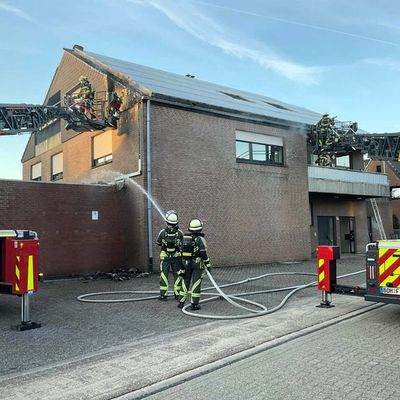 FW Bocholt: Dachstuhlbrand in Mehrfamilienhaus - Feuerwehr Bocholt verhindert Ausbreitung des Feuers