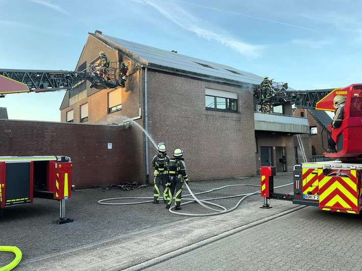 FW Bocholt: Dachstuhlbrand in Mehrfamilienhaus - Feuerwehr Bocholt verhindert Ausbreitung des Feuers