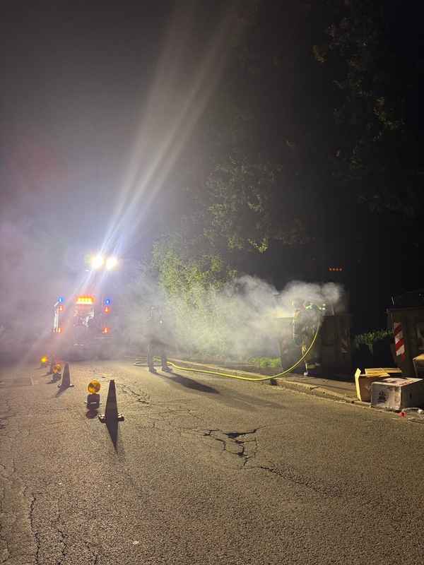 FW-EN: Feuerwehr löscht Kleinbrand und brennenden Container