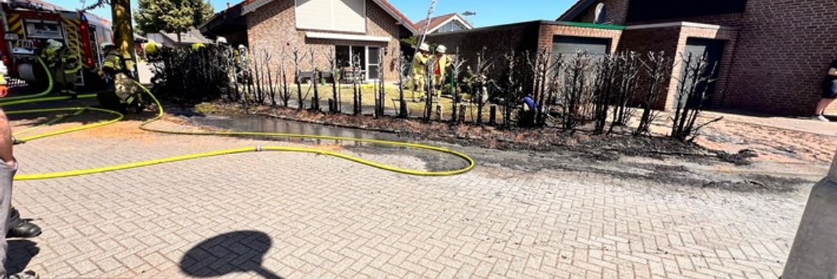 FW Xanten: Feuerwehr verhindert Übergreifen eines Heckenbrandes