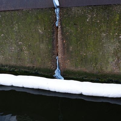 FW Stuttgart: Ölunfall auf dem Neckar - Defekt an einer Hydraulikleitung an einem Bagger - Ölfilm auf dem Neckar - Feuerwehr dämmt Gefahrstoffaustritt ein