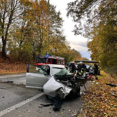 FW-Schermbeck: Unfall B58 - Eingeklemmte Person