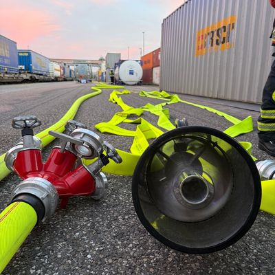Feuerwehr Weil: Feuerwehr stoppt Gefahrstoffaustritt im Umschlagbahnhof Weil am Rhein