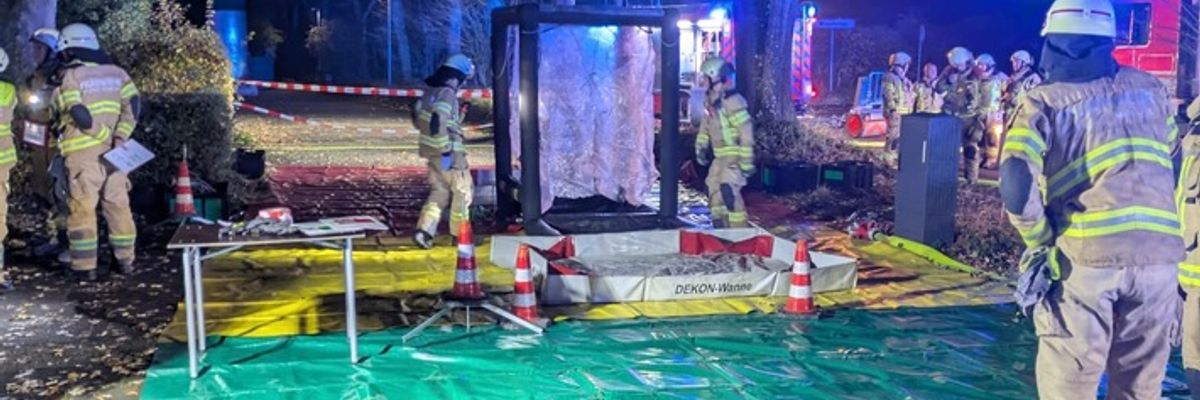 FW-GL: Gefahrstoffaustritt im Kombibad Paffrath - Feuerwehr im Großeinsatz