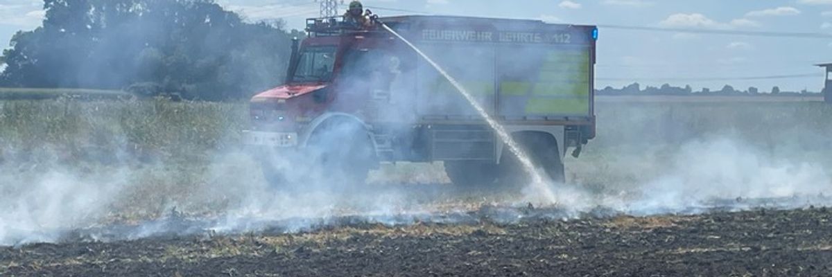 FW Lehrte: Feuerwehr Ahlten löscht Flächenbrand