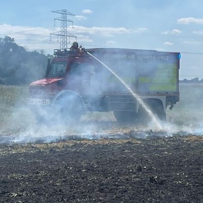 FW Lehrte: Feuerwehr Ahlten löscht Flächenbrand