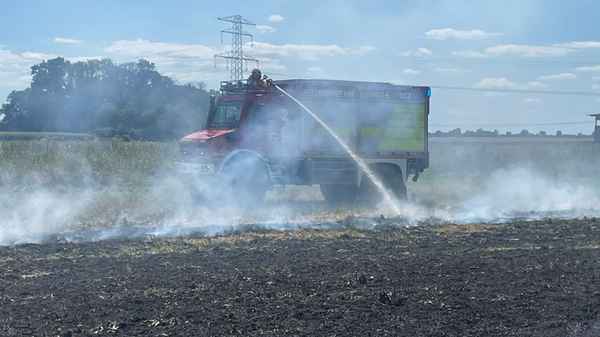 FW Lehrte: Feuerwehr Ahlten löscht Flächenbrand