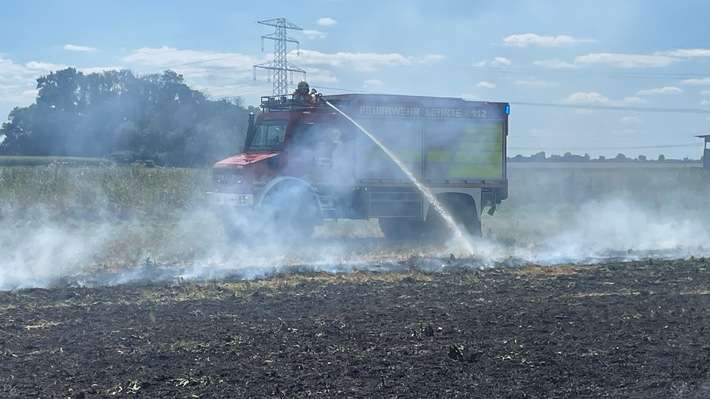 FW Lehrte: Feuerwehr Ahlten löscht Flächenbrand