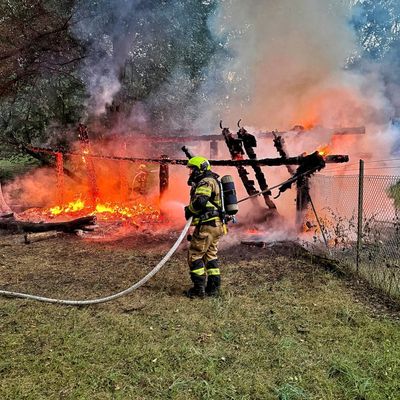 FW-NE: Holzunterstand im leer stehenden Damwildgehege in Selikum niedergebrannt | Knapp 16.000 Liter Löschwasser eingesetzt