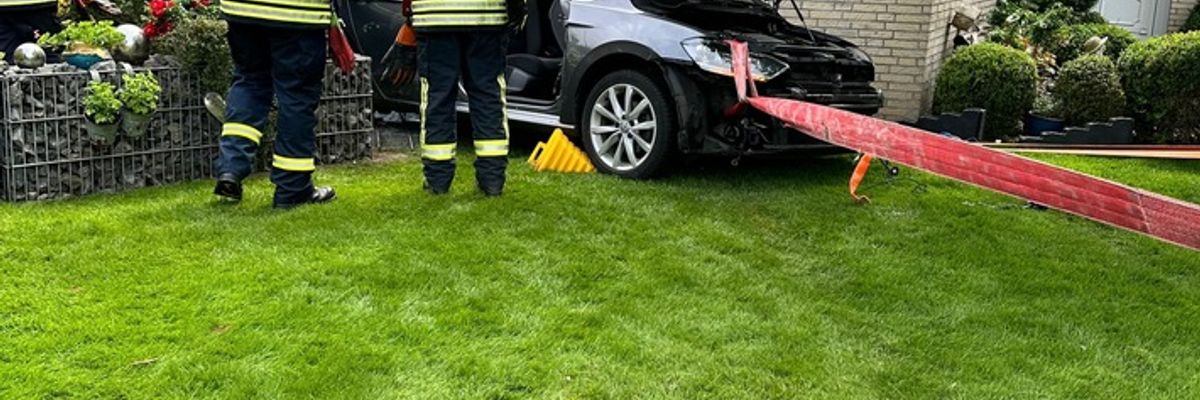FW-Schermbeck: PKW rückwärts in Garten
