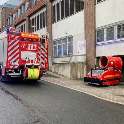 FW-MK: Brand im Außenbereich sorgt für Verrauchung im Waldstadtzentrum