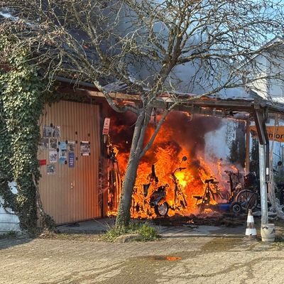 KFV Bodenseekreis: Großeinsatz für die Feuerwehr: Wohnhausbrand in Bermatingen