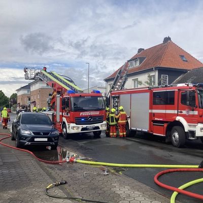 FW-PI: Einsatzreicher Nachmittag in Uetersen / Feuerwehr verhindert Dachstuhlbrand