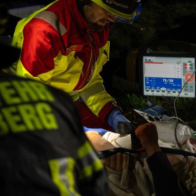 FW-AR: Verunglücktes Kleinflugzeug auf dem Rollfeld des Flugplatzes Arnsberg-Menden