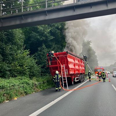 FW-MH: Brennender LKW auf der BAB40 in Höhe der Abfahrt Mülheim-Heißen